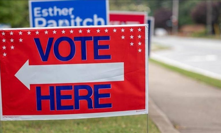 ABD’de ara seçimler öncesi anketler birçok eyalette adayların at başı gittiğini gösteriyor