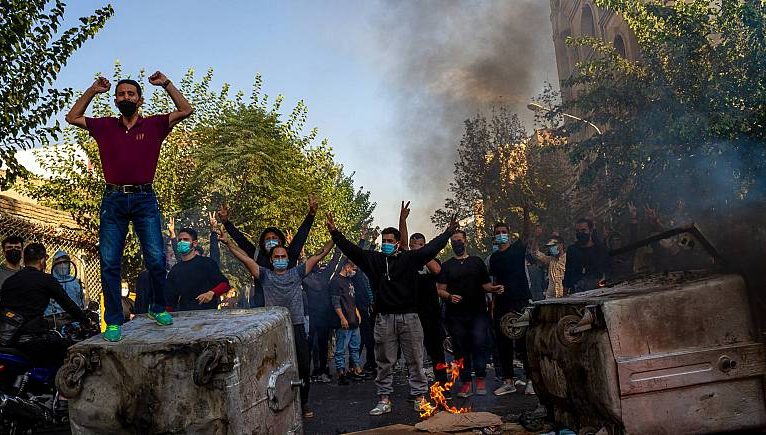 İran’da öğrenciler Devrim Muhafızları Ordusu’nun tehdidini dinlemedi yine sokaklara döküldü