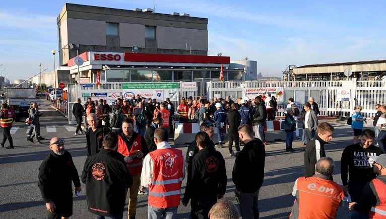 Fransa’da sendikalar, hükümetin ‘zorla çalıştırma’ emrine uymayacak