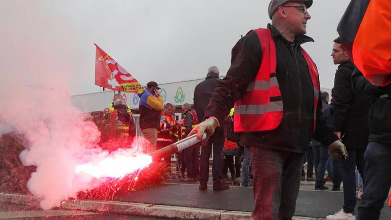 Fransa’da grev dalgası yayılıyor, enerji sektörünün ardından kamu çalışanları da iş bıraktı