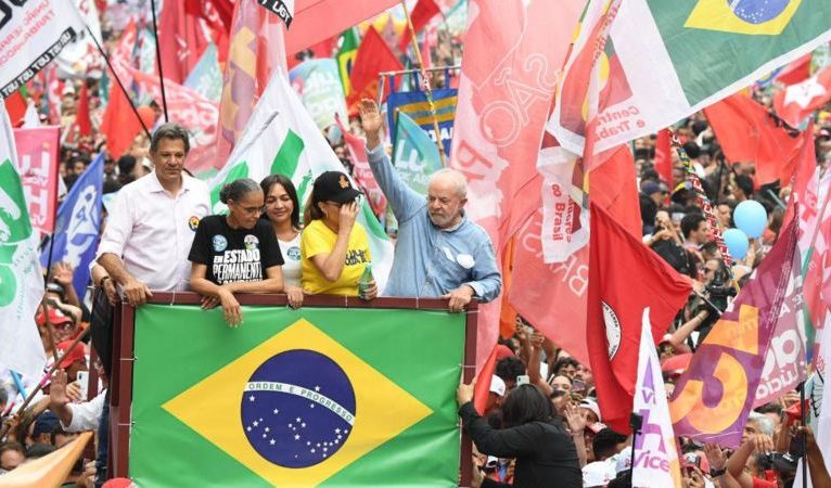 Brezilya’da solcu lider Lula başkanlık seçimini kazandı