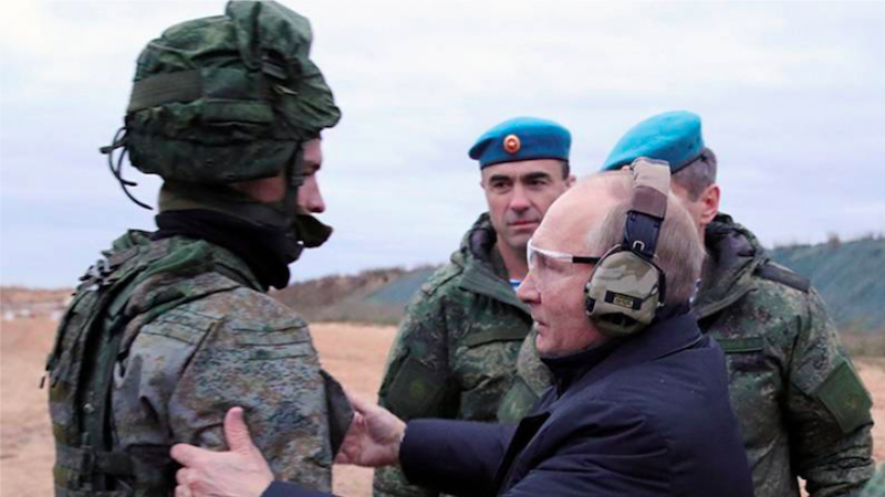 Putin seferberlikle göreve çağrılan askerleri ziyaret etti; yere yatıp Rus yapımı sniperı ateşledi
