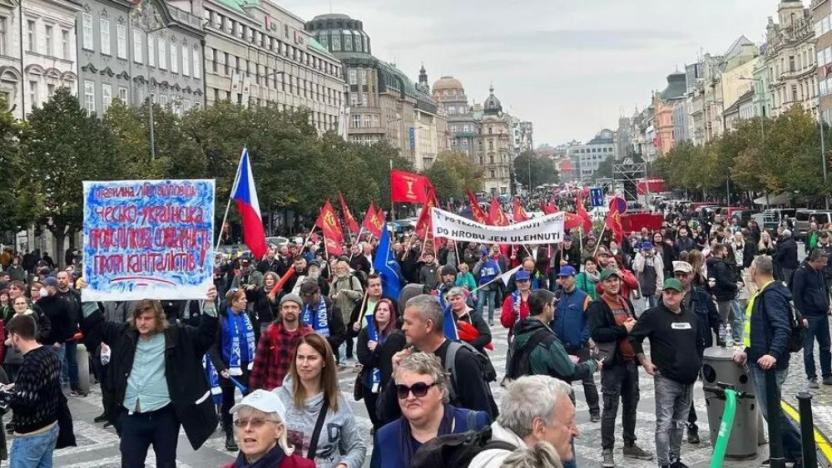 Prag’da yükselen fiyatlara, düşen yaşam standartlarına karşı toplu protesto