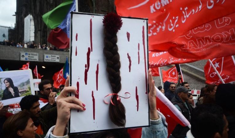 İran Öğretmenler Sendikası: Rejimi öven marşı söylemeyi reddeden 16 yaşındaki öğrenci dövülerek öldürüldü