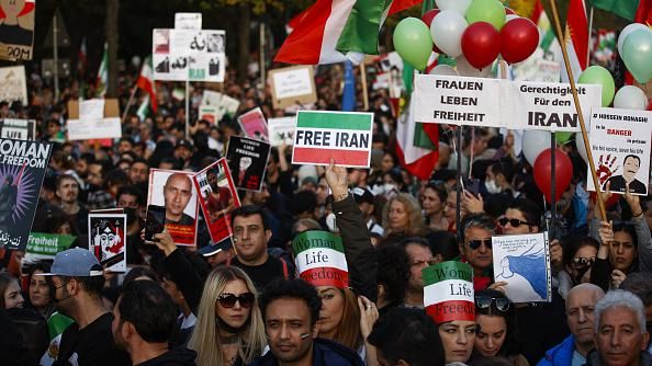 İ﻿ran’daki protestolara destek için Berlin’de 80 bin kişi yürüdü
