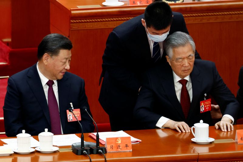Çin’in eski lideri Hu Jintao, kongreden zorla çıkarıldı