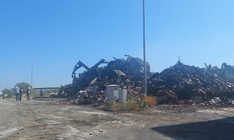 Limanda çıkan yangın söndü, soğutma çalışmaları devam ediyor
