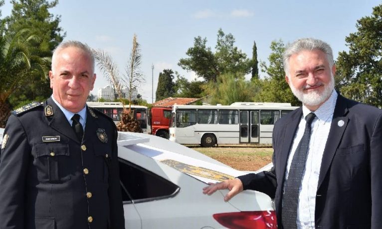 Evkaf polise maket araç armağan etti