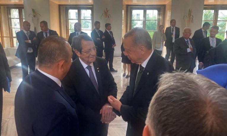 Erdoğan ile Anastasiadis’ten ayaküstü sohbet