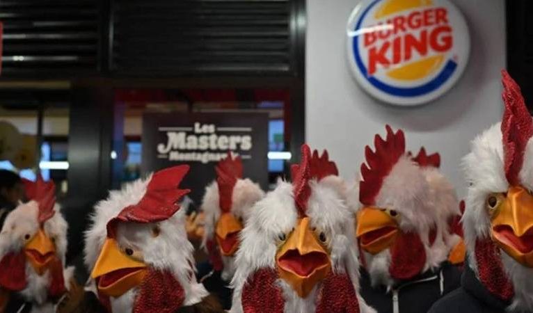 Paris’te aktivistler tavuk maskeleriyle fast food restoranını basarak eylem yaptı