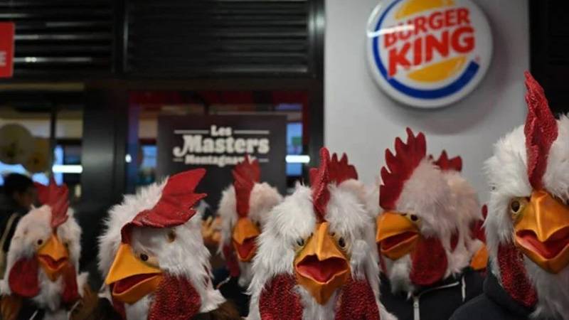 Paris’te aktivistler tavuk maskeleriyle fast food restoranını basarak eylem yaptı