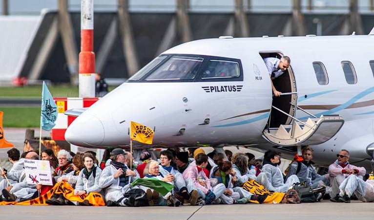 Çevre aktivistleri Schiphol Havalimanı’nda: Özel jetlerin kalkışına engel oldular