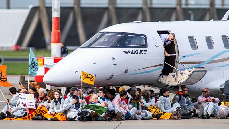 Çevre aktivistleri Schiphol Havalimanı’nda: Özel jetlerin kalkışına engel oldular