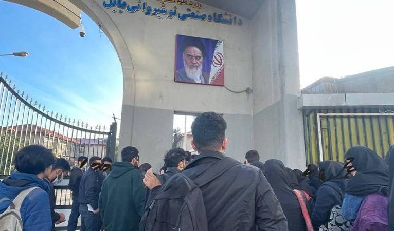 İranlı akademisyenler tutuklanan öğrencilerine sahip çıktı, protestolara katılacaklarını ilan etti