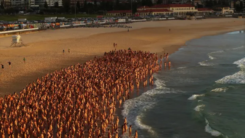 2 bin 500 çıplak, plajda cilt kanseri konusunda farkındalık için toplandı