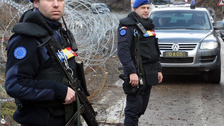 Kosova’da plaka krizi: İstifa eden Sırp kökenli polislerin yerine AB güvenlik güçleri geçti