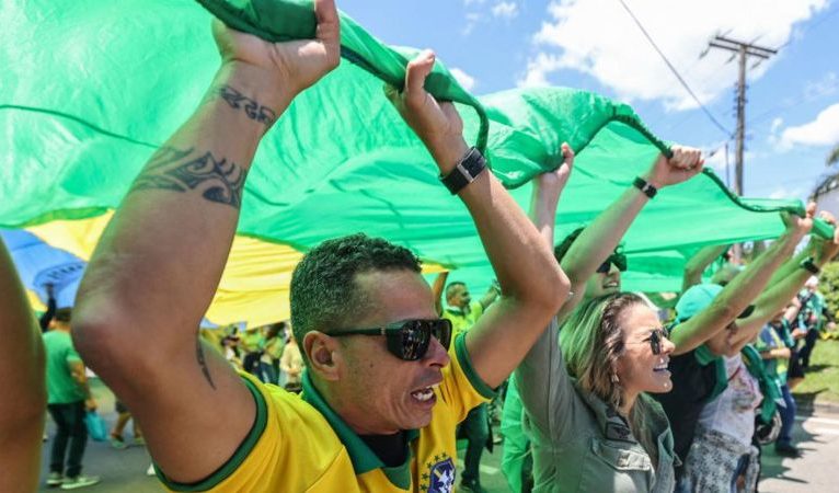 Brezilya’da B﻿olsonaro destekçileri kışla önlerinde toplanarak darbe çağrısı yaptı