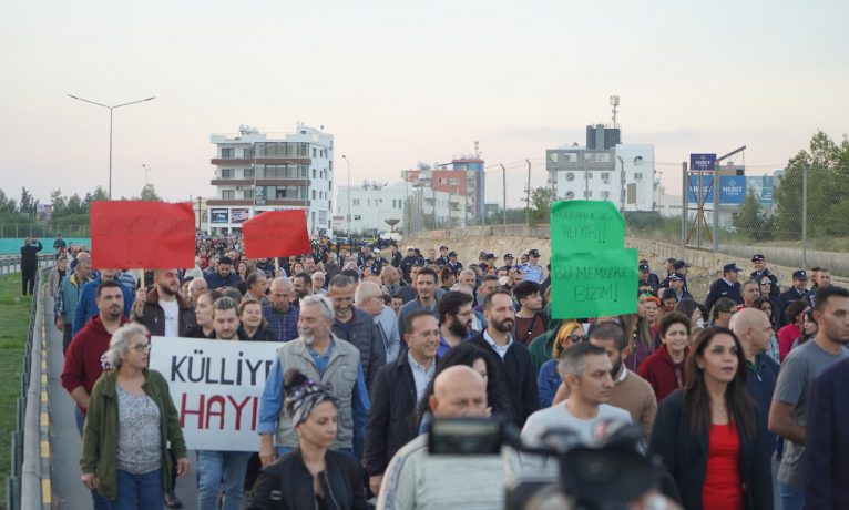 ‘KÜLLİYE HAYIR’ EYLEMİ GERÇEKLEŞTİRİLDİ: HER EYLEMCİYE BİR POLİS DÜŞTÜ