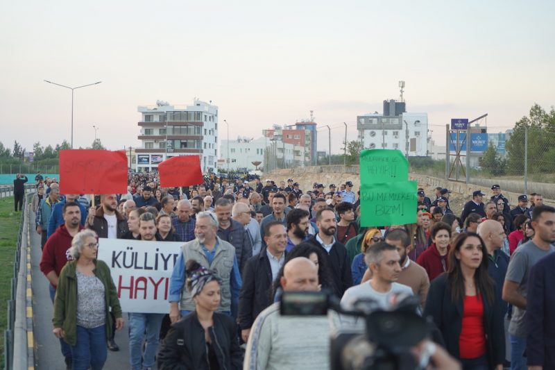 ‘KÜLLİYE HAYIR’ EYLEMİ GERÇEKLEŞTİRİLDİ: HER EYLEMCİYE BİR POLİS DÜŞTÜ