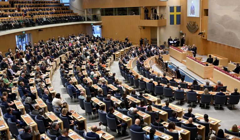 İsveç Parlamentosu daha sıkı ‘terörle mücadele’ yasalarını geçirmenin önünü açan anayasa değişikliğini onayladı