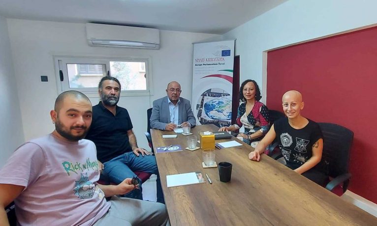 Niyazi Kızılyürek’ten “kimliksizler”in eylemine destek
