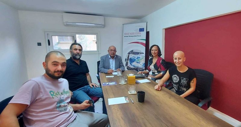 Niyazi Kızılyürek’ten “kimliksizler”in eylemine destek