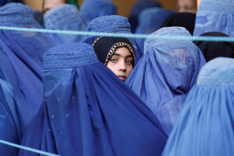 Taliban, kız çocuklarının ilkokula gitmesini de yasakladı