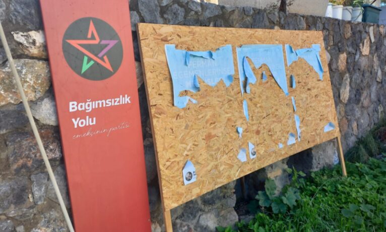 Demokrasiyi hazmedemeyenler yine afişlere saldırdı