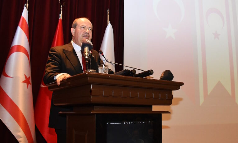 Tatar bu kez de şehitleri anma töreninde olay çıkardı