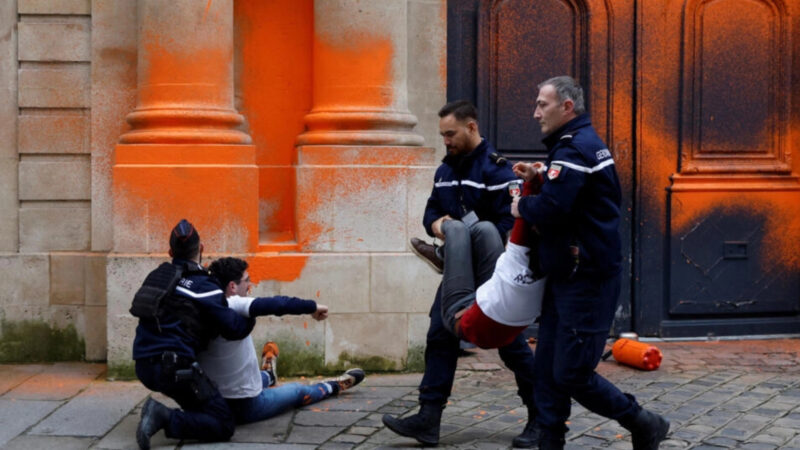 Fransa’da iklim aktivistleri, Başbakan’ın ofisi ve bakanlık binasını turuncuya boyadı