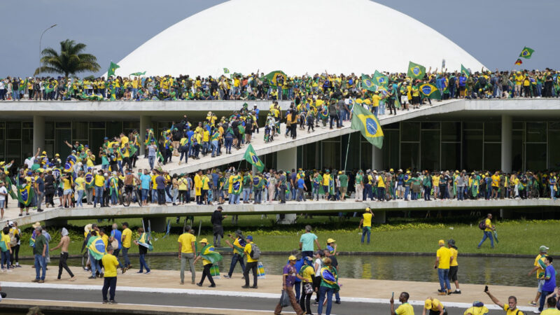 Brezilya’da Bolsonaro destekçilerinin kurumlara baskınına dünyadan tepkiler: “Demokrasiye yönelik saldırı”