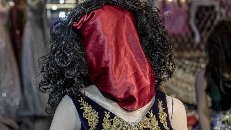 Kabil mağazalarında hem Taliban baskısının, hem direnişin sembolleri: Yüzü örtülmüş cansız mankenler