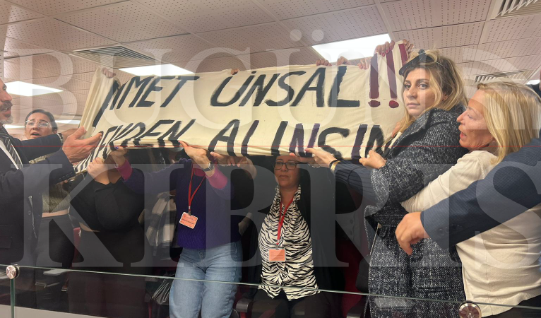 Kadınlardan Meclis’te şok eylem: ‘Ahmet Ünsal görevden alınsın’ pankartı açıldı