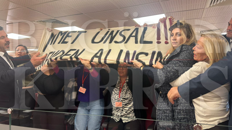 Kadınlardan Meclis’te şok eylem: ‘Ahmet Ünsal görevden alınsın’ pankartı açıldı