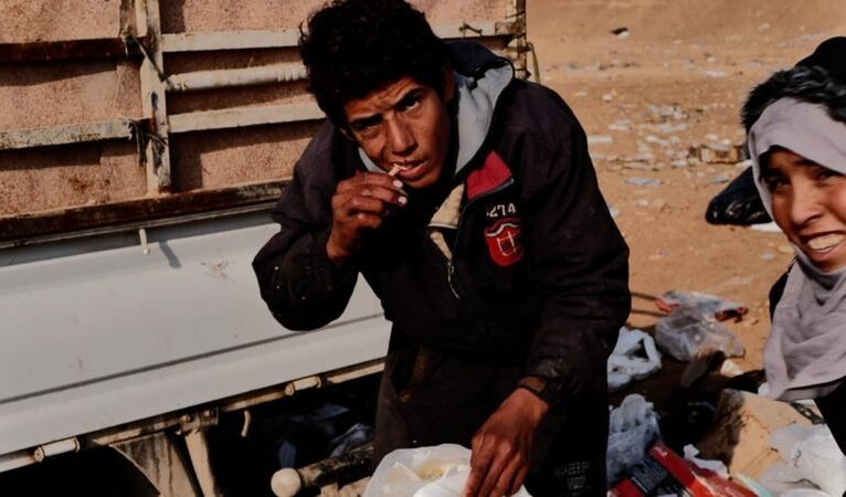 Suriye’de ABD ordusunun çöpleriyle beslenmek zorunda kalanlar: “Bize çöplük insanı diyorlar”