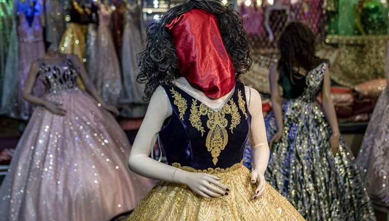 Afganistan’da kadın giyim mağazalarında başları kapalı plastik mankenler dönemi