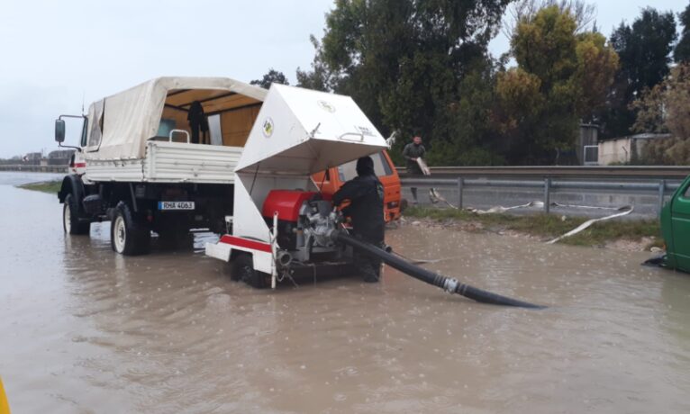 Aşırı yağışlar Kıbrıs genelinde sellere neden oldu