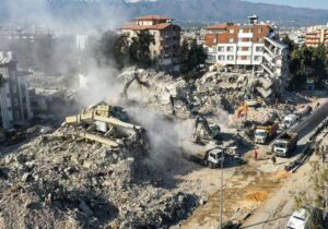 Rahmi Turan yazdı: “Ay’a, uzaya gidecektik, Hatay’a bile gidemedik”