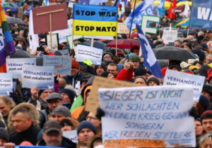 Berlin’de hükümetin Ukrayna’ya silah desteğine karşı binlerce kişi sokağa çıktı: “Bombalar yerine diplomatlar”