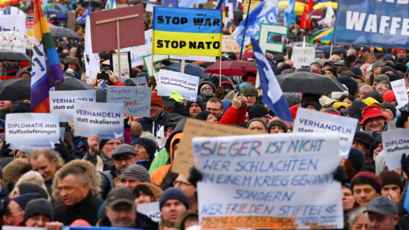 Berlin’de hükümetin Ukrayna’ya silah desteğine karşı binlerce kişi sokağa çıktı: “Bombalar yerine diplomatlar”