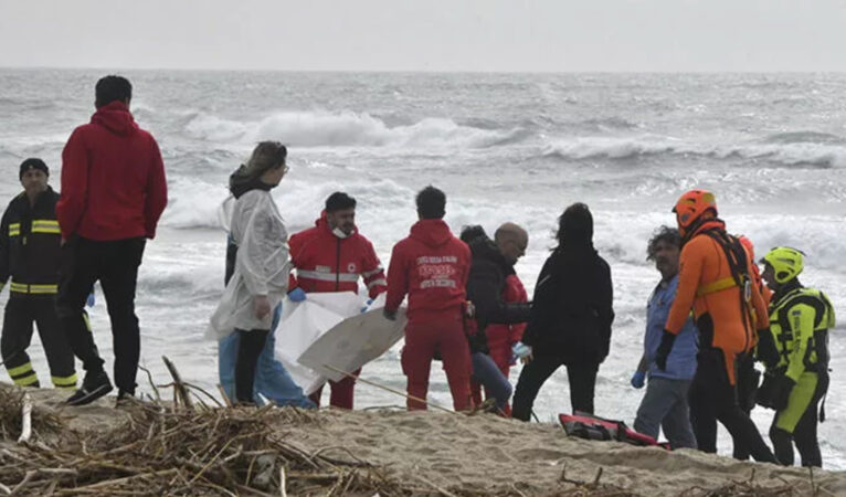 Türkiye’den yola çıkan sığınmacı teknesi İtalya kıyılarında battı: 59 kişi hayatını kaybetti, bir Türk vatandaşı gözaltına alındı