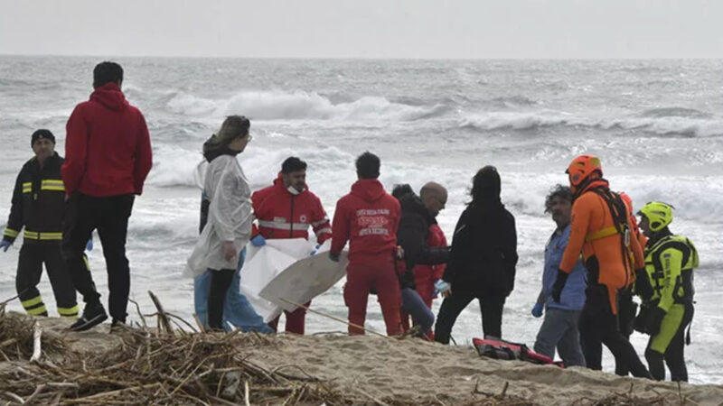 Türkiye’den yola çıkan sığınmacı teknesi İtalya kıyılarında battı: 59 kişi hayatını kaybetti, bir Türk vatandaşı gözaltına alındı
