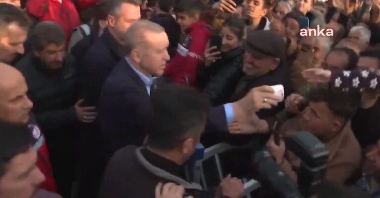 Erdoğan, Adıyaman’da elden para dağıttı (VİDEO)