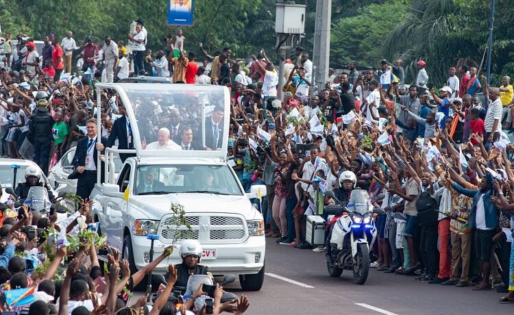 Papa Francis’ten Kongo’da dünyanın zengin güçlerine mesaj: Afrika’dan elinizi çekin