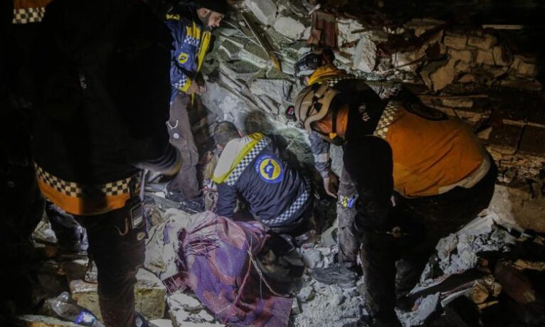 Depremden etkilenen Suriye’de en az 427 kişi yaşamını yitirdi, yüzlerce kişi yaralandı
