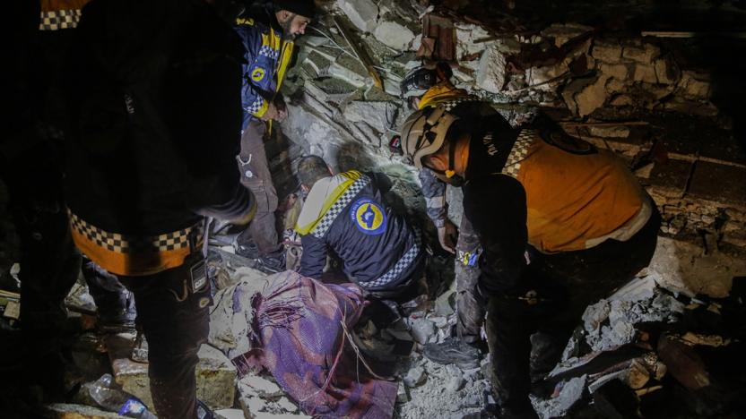 Depremden etkilenen Suriye’de en az 427 kişi yaşamını yitirdi, yüzlerce kişi yaralandı