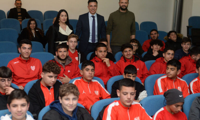 Gönyeli-Alayköy Belediyesi’nden Gönyeli’nin geleceği futbolculara sağlıklı beslenme eğitimi