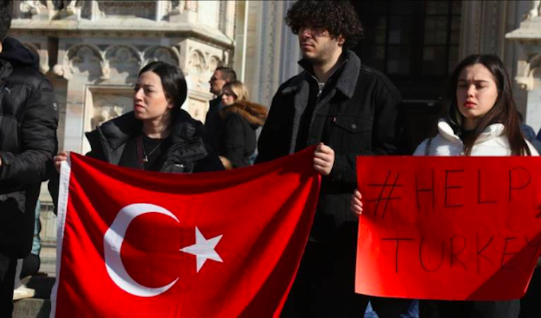 Dünyanın dört bir yanında insanlar, Türkiye’deki depremzedeler için seferber olmaya devam ediyor