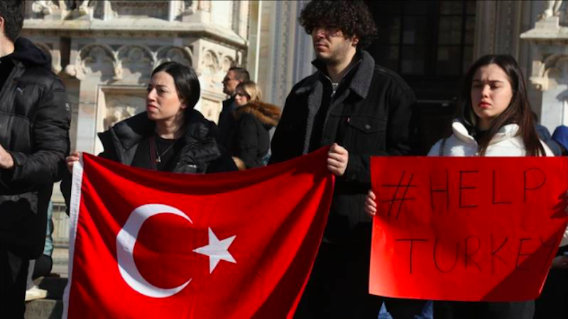 Dünyanın dört bir yanında insanlar, Türkiye’deki depremzedeler için seferber olmaya devam ediyor