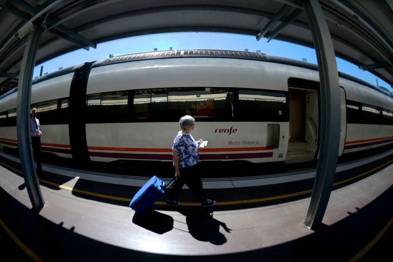 İspanya’da iki üst düzey demir yolu yetkilisi, yanlış tren alımı nedeniyle istifa etti